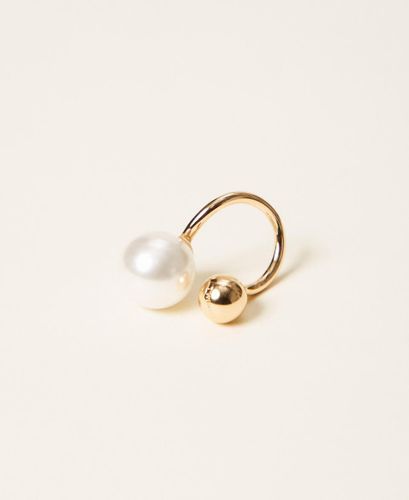 Ring with pearl