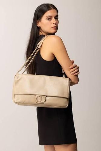 Soft shoulder bag with Oval T
