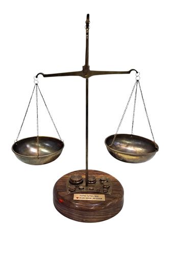 מאזניים מתנה לעורך דין