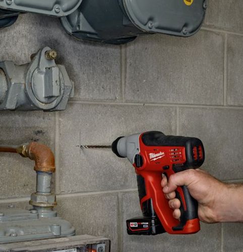 פטישון נטען 12V M12 H כולל 2 סוללות 2Ah מבית Milwaukee