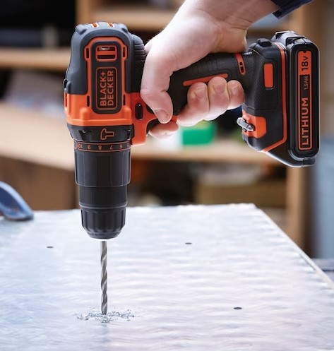 מקדחה דופקת/מברגה+סט אביזרים וארגז כלים Black+Decker BDCHD18S1KA-QW