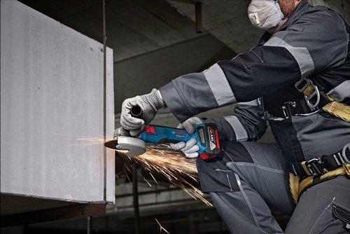 משחזת זווית נטענת 125 מ''מ / 5 אינץ' GWS 18V-8 18V מבית Bosch - גוף בלבד