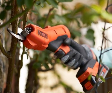 מזמרת גיזום חשמלית Black+Decker BCPP18D1 18V