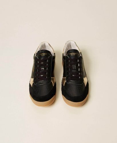 Running trainers with laminated details