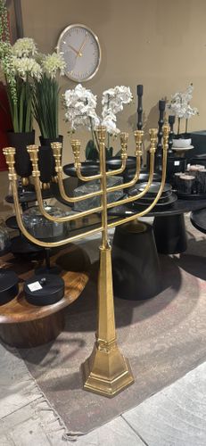 חנוכיה דגם מנורה מרובעת גדולה מאוד ומרשימה 125 ס