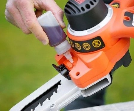 מסור גיזום נטען Black+Decker GKC1000L-QW