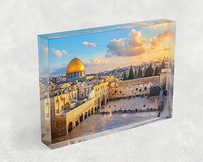 בלוק אקרילי עם ציור של כותל