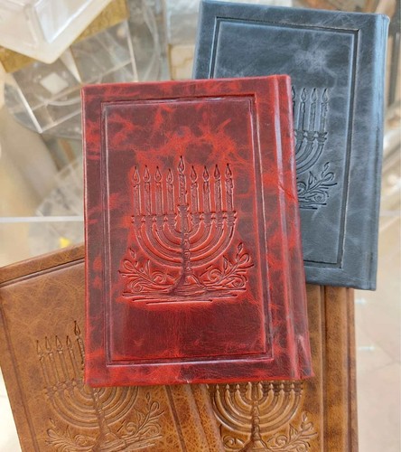 סדר הדלקת נרות חנוכה כריכת עור מפוארת ומהודרת