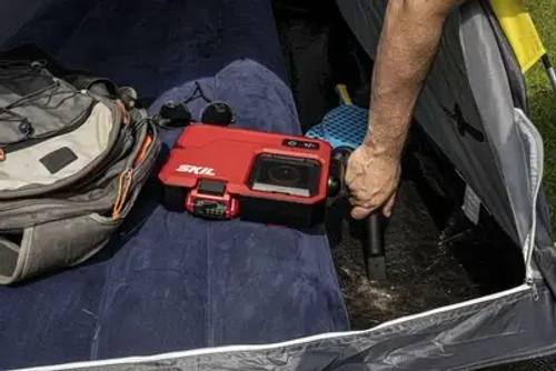 שואב אבק אלחוטי SKIL 20V מנקה לכלוך בתוך אוהל בטיול