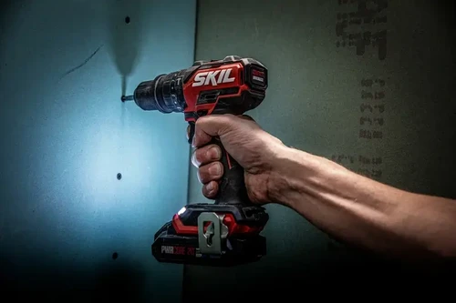 מקדחה מברגה נטענת SKIL 20V בפעולת הברגה בלוח גבס עם תאורת LED