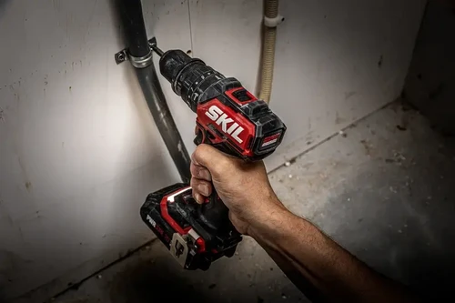 מקדחה מברגה נטענת SKIL Brushless 20V מקדחת בצינור מתכת באזור עבודה צר