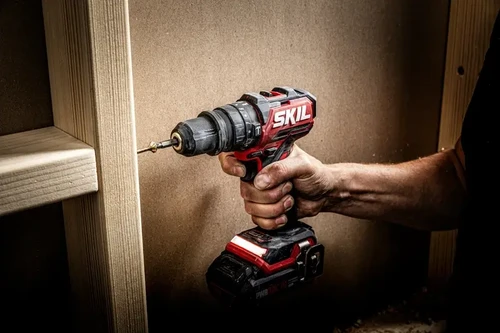 מברגה מקדחה SKIL 20V בהברגת ברגים בעץ במהלך עבודת נגרות