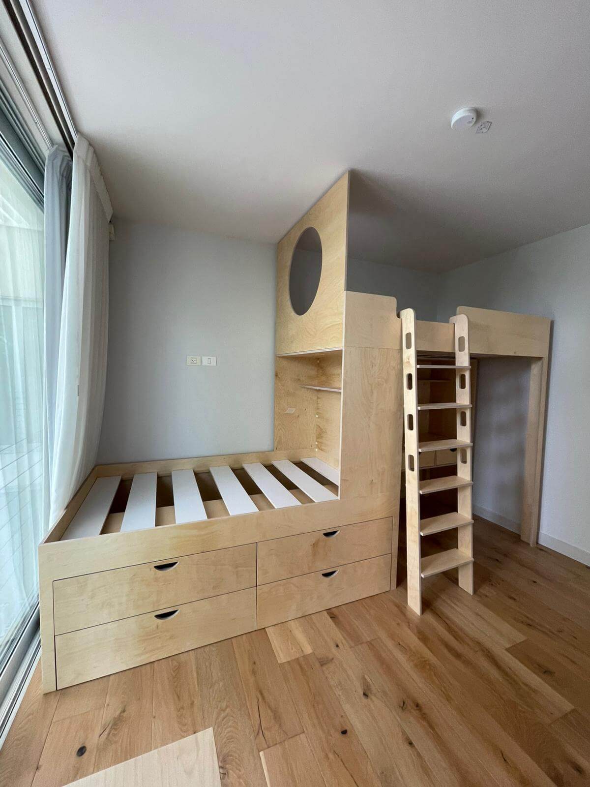 הפתרון לחדר קטן: 4 כללי אצבע לתכנון מיטות ואחסון 