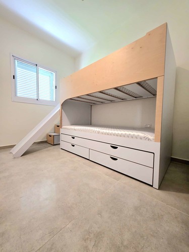 הפתרון לחדר קטן: 4 כללי אצבע לתכנון מיטות ואחסון 