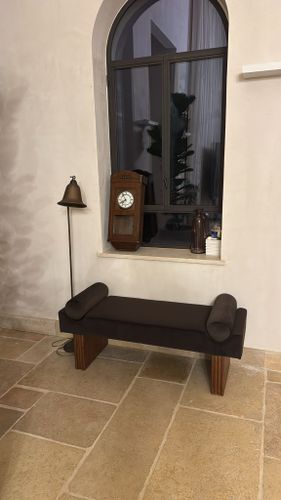 ספסל כריות חום מקטיפה בשילוב רגלי עץ