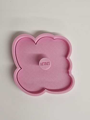 קורצן עם הכיתוב LOVE  בחיתוך חיצוני פלוס חותמת מהממת לקישוט 2חלקים 