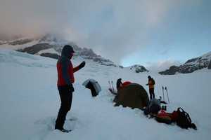 בטיחות לפני הכול: למה Bivy Stick הוא פריט חובה לנסיעות וטיולים במקומות נידחים