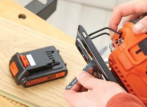 מסור אנכי נטען גוף בלבד Black+Decker BDCJS18N-XJ