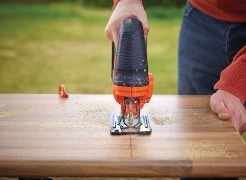 מסור אנכי נטען גוף בלבד Black+Decker BDCJS18N-XJ