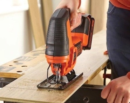 מסור אנכי נטען גוף בלבד Black+Decker BDCJS18N-XJ