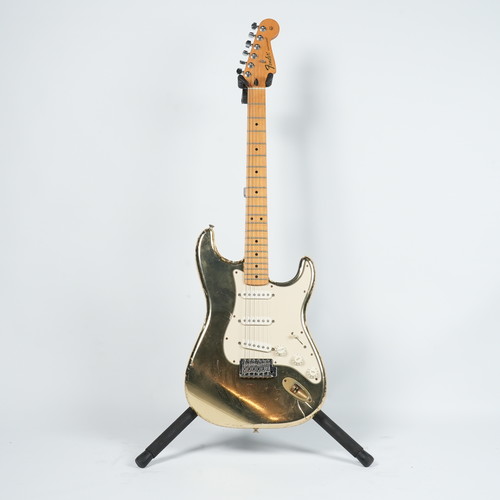 גיטרה חשמלית בצבע זהב - Fender Stratocaster