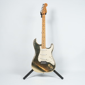 גיטרה חשמלית בצבע זהב - Fender Stratocaster