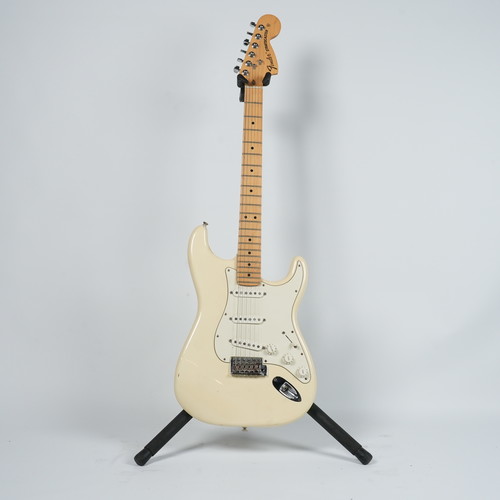 גיטרה חשמלית בצבע פנינה - Fender Stratocaster