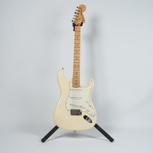 גיטרה חשמלית בצבע פנינה - Fender Stratocaster