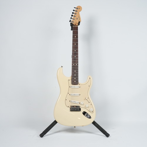 גיטרה חשמלית בצבע שנהב - Fender Stratocater