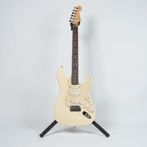 גיטרה חשמלית בצבע שנהב - Fender Stratocater