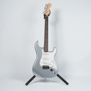 גיטרה חשמלית בצבע כסוף - Squier Stratocaster