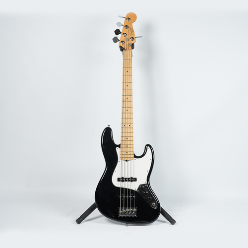 גיטרה בס 5 מייתרים בצבע שחור - Fender Jazz Bass 5 Strings