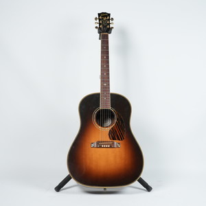 גיטרה  בצבע חום בהיר מתכהה - Gibson J45