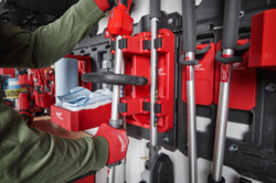 מתקן תלייה לאחסון מוטות מסדרת PACKOUT™ מבית milwaukee