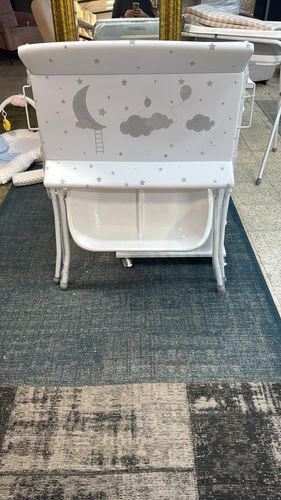 אמבטיה מתקפלת מסיליקון עם מעמד ומשטח החתלה – צבע אפור לבן