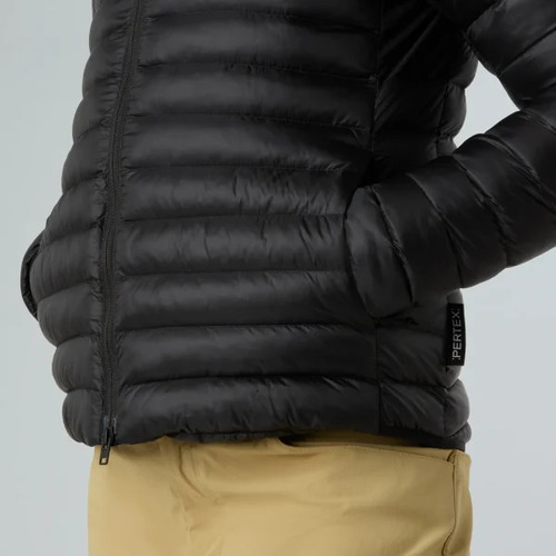 ג'קט נשים TERRA PEAK בצבע שחור מבית THE NORTH FACE