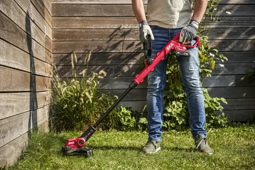 שימוש בחרמש טלסקופי נטען SKIL 20V לקיצוץ עשבייה בגינה פרטית