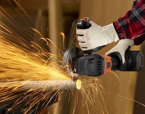מטחנת זווית נטענת Black+Decker BCG6L8D1S-QW