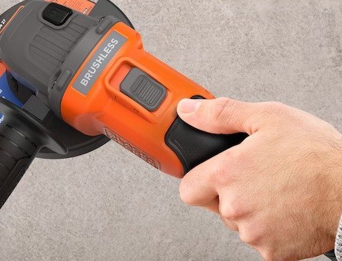 מטחנת זווית נטענת Black+Decker BCG6L8D1S-QW