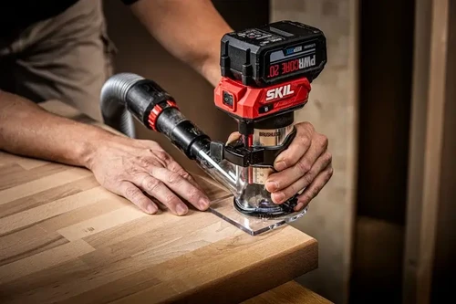 טרימר נטען SKIL 20V Brushless לעיבוד קצוות עץ עם בסיס שקוף ועבודה מדויקת