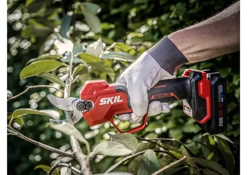 מזמרה חשמלית נטענת SKIL 20V Brushless לגיזום ענפים בגינה עם אחיזה ארגונומית