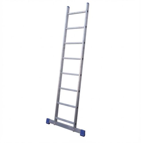 סולם נשען אלומיניום TIANGIN JINMAO CE1X16 16 שלבים - מבט צדדי על רקע לבן מציג מבנה אלומיניום חזק עם מייצב T אופקי ורגלי אחיזה מתקדמות לעבודות בגובה מקצועיות