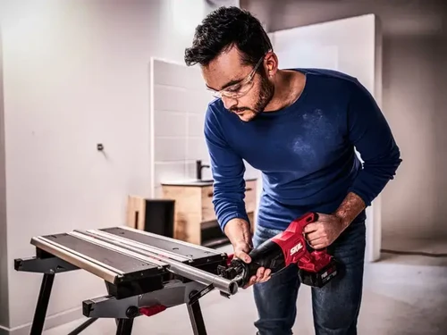 מסור חרב נטען 20V בעבודת חיתוך מתכת על שולחן עבודה - שימוש מקצועי מדויק