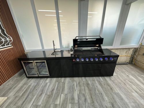 וולקן 8 VOLCAN Premuim Black + כיור + מקרר כפול 