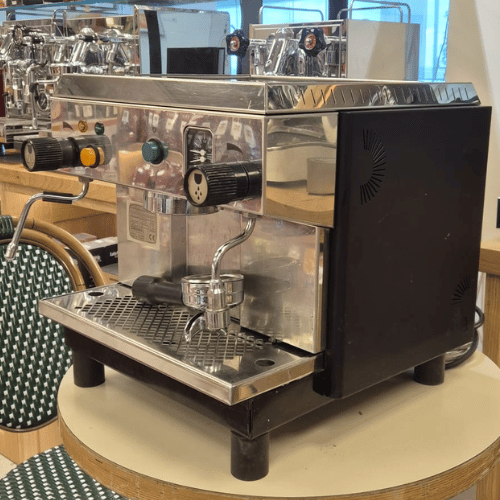 מכונת אספרסו בזרה אחרי שיפוץ במצב מצויין