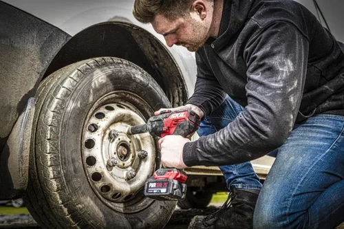 תאורת עבודה נטענת 20V על סולם - פתרון תאורה לעבודות התקנה ותחזוקה בבית
