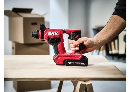 פטישון נטען SKIL 20V Brushless – פטישון נטען עם סוללת 20V מסדרת PWRCORE, אחיזה ארגונומית ועבודה על משטח עץ.