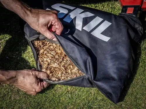 שק איסוף מפוח עלים SKIL פתוח עם עלים ופסולת גינה לאחר שאיבה