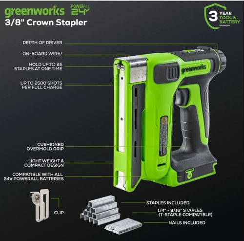 אקדח מסמרים נטען GREENWORKS דגם 99673-3 - מבט על רקע לבן עם מחסנית שקופה, תאורת LED ותפס חגורה לעבודות גימור מקצועיות