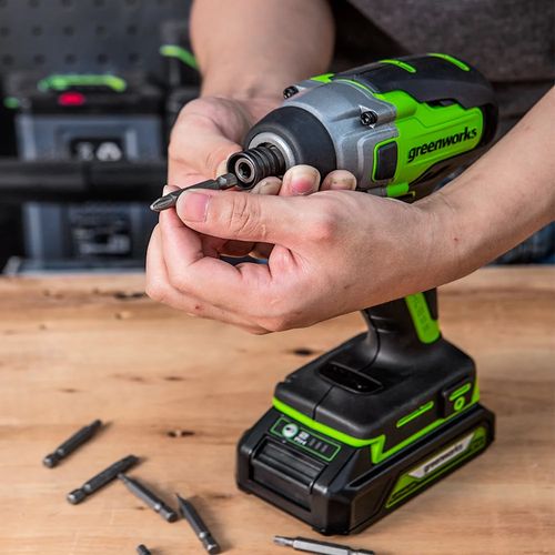 מברגת אימפקט GREENWORKS GD24ID3 24V - מנוע Brushless עם מומנט 300Nm, תפסנית שחרור מהיר ותאורת LED לעבודות DIY מקצועיות